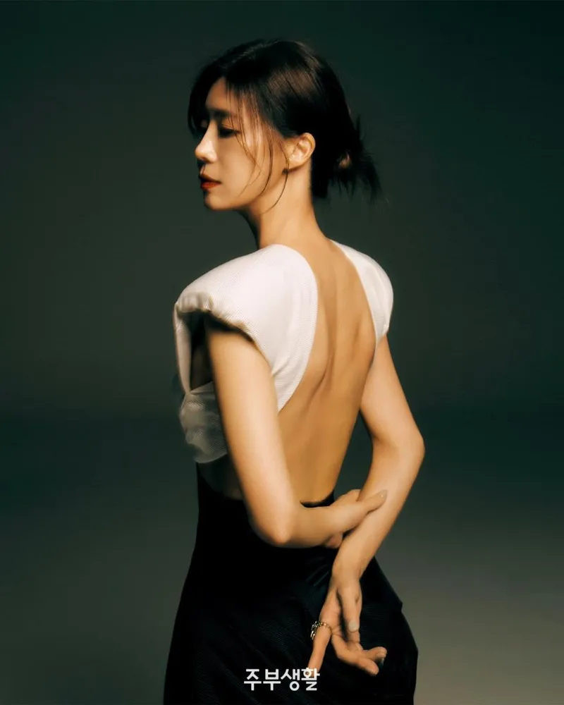 “프로의 손끝에서 탄생한 순간”…유선, 고요한 시선→압도적 아우라 / 배우 유선 인스타그램