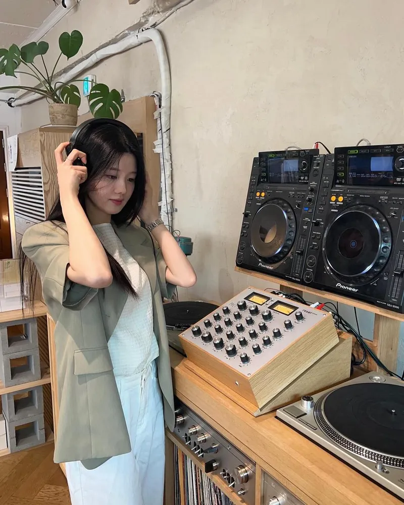 “음악 사이를 걷는 듯”…이제연, 차분한 오후→레트로 감성 가득 셀카 / 하트페어링 출연자 변호사 이제연 인스타그램