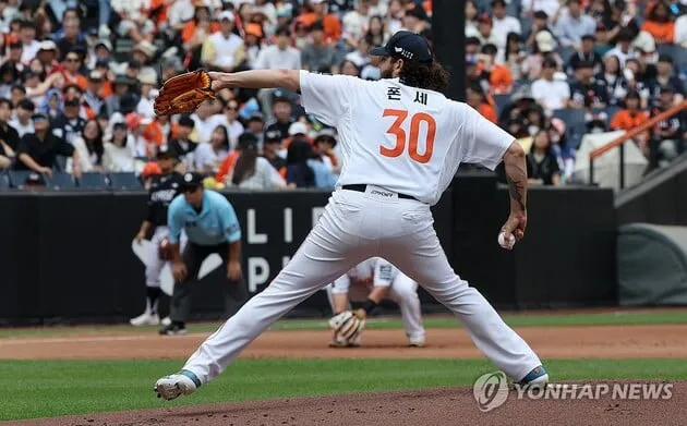 “9연승 질주”…폰세, kt전 무실점 역투→한화 10-1 완승 견인