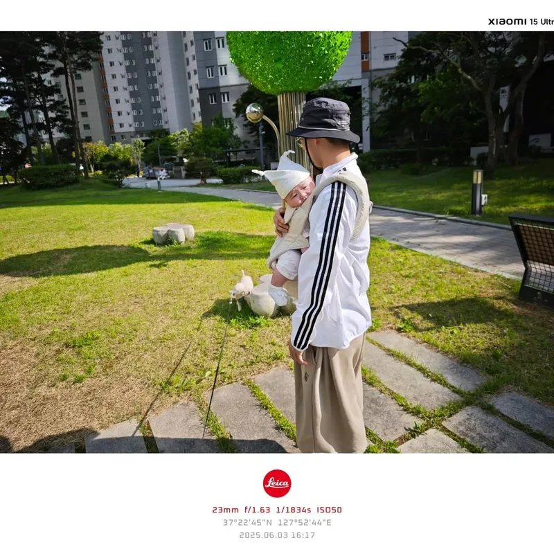 “아기와 강아지, 평온한 산책길”…광수, 초여름 햇살 아래 따스함→잔잔한 일상