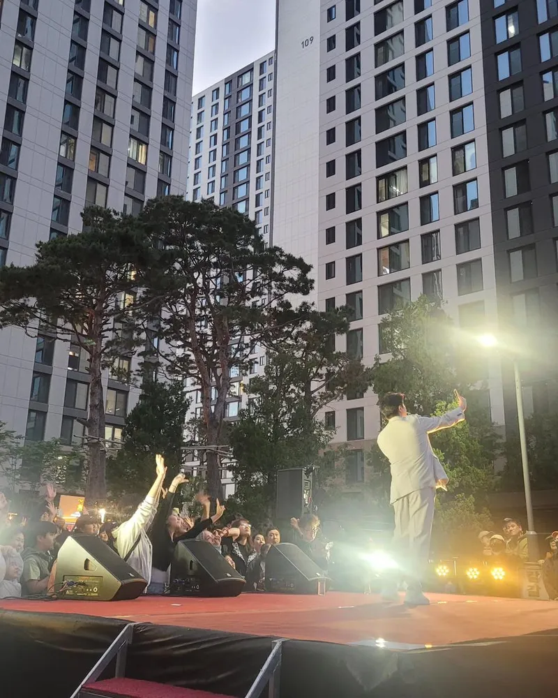 “서광교의 저녁빛 속에서”…한경일, 환호 속 무대→도시 낭만 소환 / 가수 한경일 인스타그램