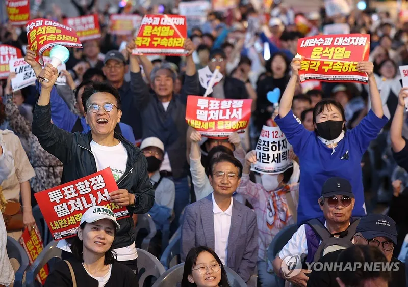 이재명 출구조사 1위에 광장 물결