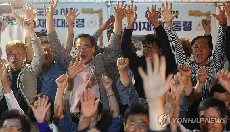이재명 고향 도촌리, 출구조사 환호 속 울림