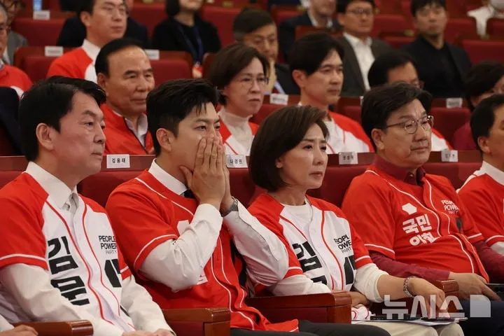 국민의힘 지도부가 출구조사 방송을 지켜보며 굳은 표정을 짓고 있다 / 뉴시스