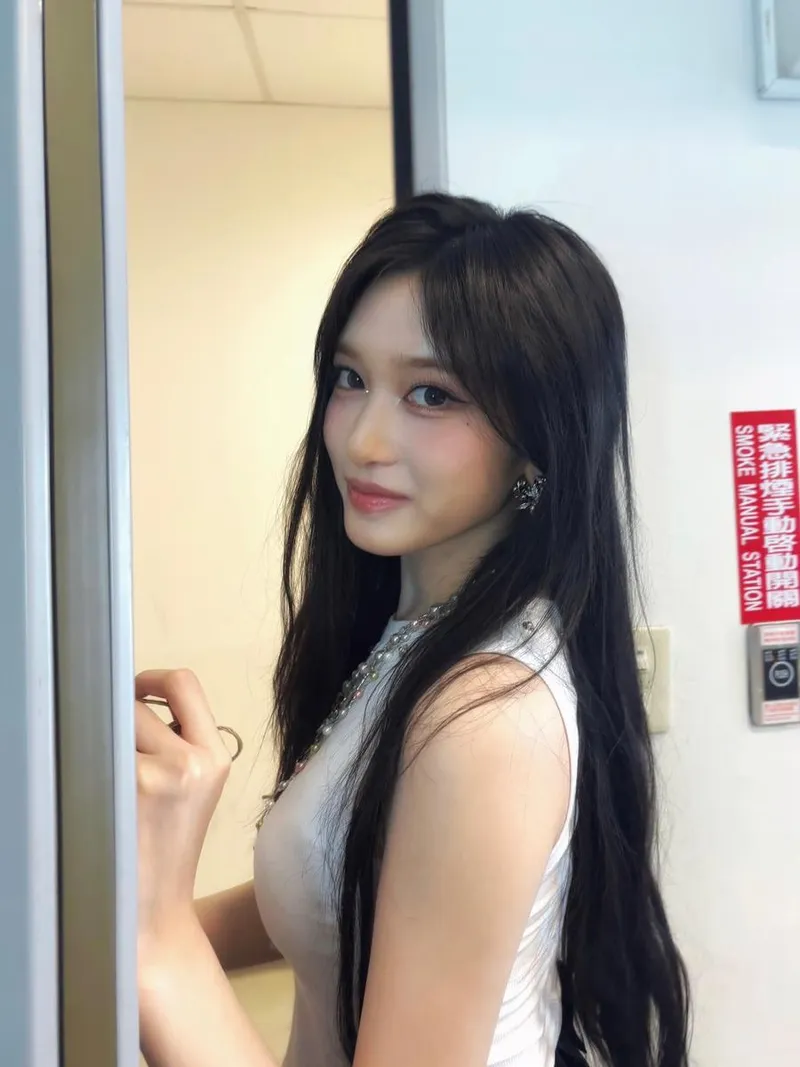 “스치는 듯한 눈빛”…이서, 문틈 사이로 전한 여운→청초한 서정미 / 걸그룹 아이브 이서 인스타그램