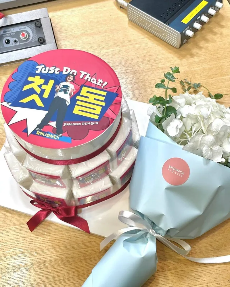 “벌써 1년이라니”…안영미, 감사의 하루→흰꽃과 케이크 기념 / 코미디언 안영미 인스타그램