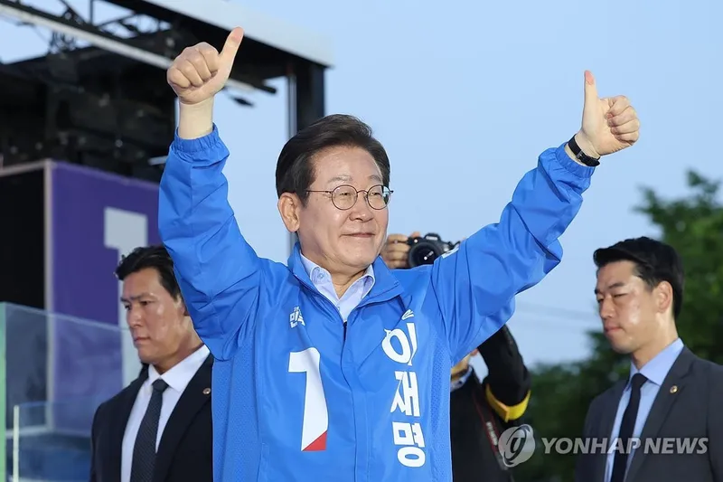 더불어민주당 이재명 대통령이 지난달 30일 충북 충주시 충주체육관 시계탑광장에서 유세를 마친 뒤 시민들에게 인사하고 있다. / 연합뉴스