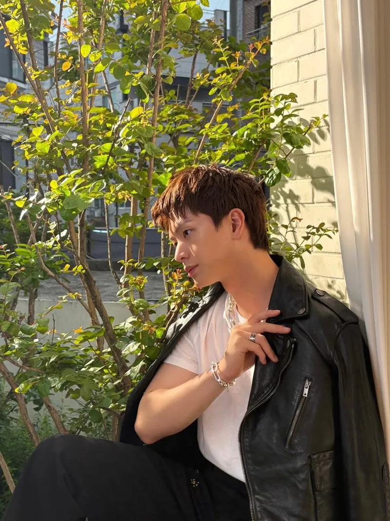 “빛이 닿는 순간”…육성재, 비투비 감성→초여름의 깊은 눈빛 / 그룹 비투비 육성재 인스타그램