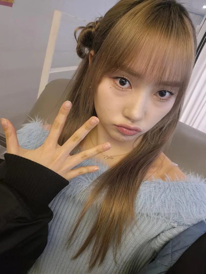 “오묘한 시선 머문 밤”…한금희, 파스텔 무드→감성 셀카 인증 / 걸그룹 첫사랑 한금희 인스타그램