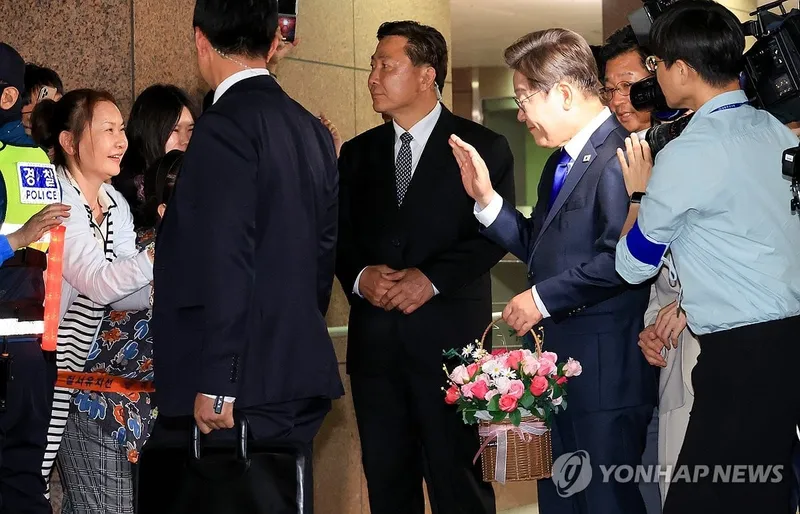이재명 자택 앞 환호 물결