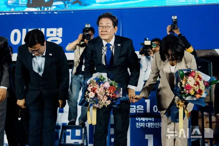 이재명 대통령과 김혜경 여사가 국회 앞 국민 개표방송 행사에서 시민들에게 인사하고 있다. / 뉴시스