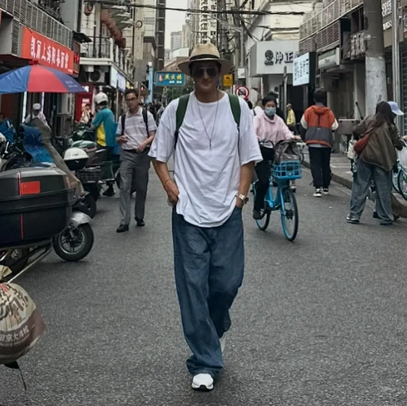 “두 세 사람이 내 이름으로 모인 곳”…신현준, 도심 일상 속 사색→편안한 존재감 / 배우 신현준 인스타그램