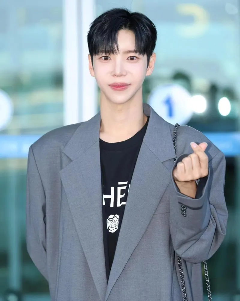 “수트케이스 가득 담긴 설렘”…현우, 청명한 공항의 아침→설레는 출국길 / 배우 현우 인스타그램