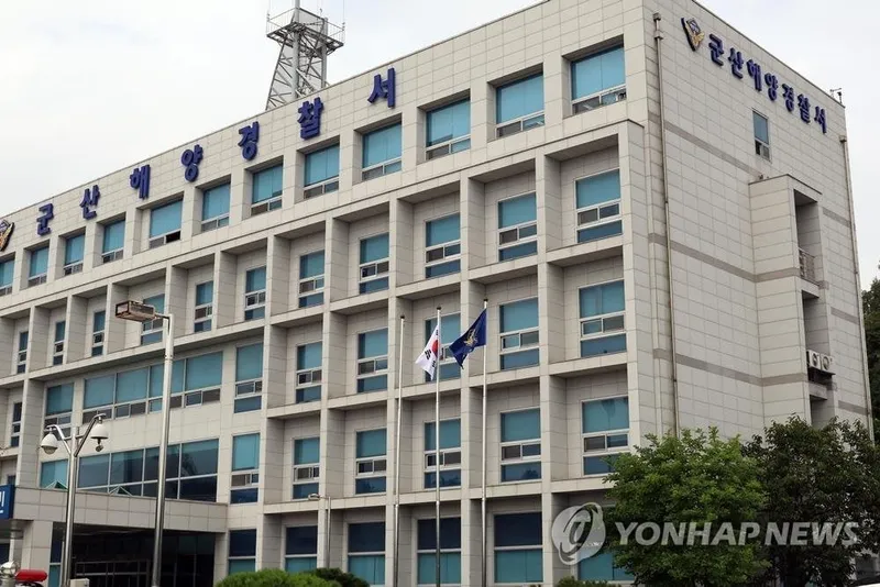 군산 해상서 2.3t 어선 침수…해경 신속 대응→인명피해 없는 서해 아침의 긴장감
