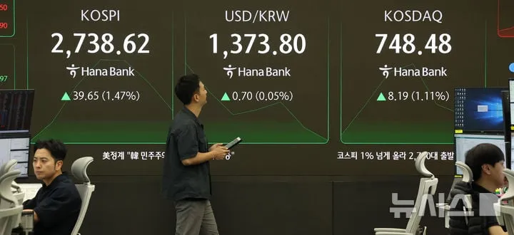 이재명 정부 출범 첫날인 4일 오전, 서울 중구 하나은행 본점 딜링룸에서 딜러들이 시장을 주시하고 있다. 2025.06.04. / 뉴시스
