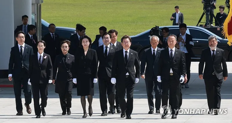 이재명 거대 여당, 소통·타협 강조하며 긴장감 고조