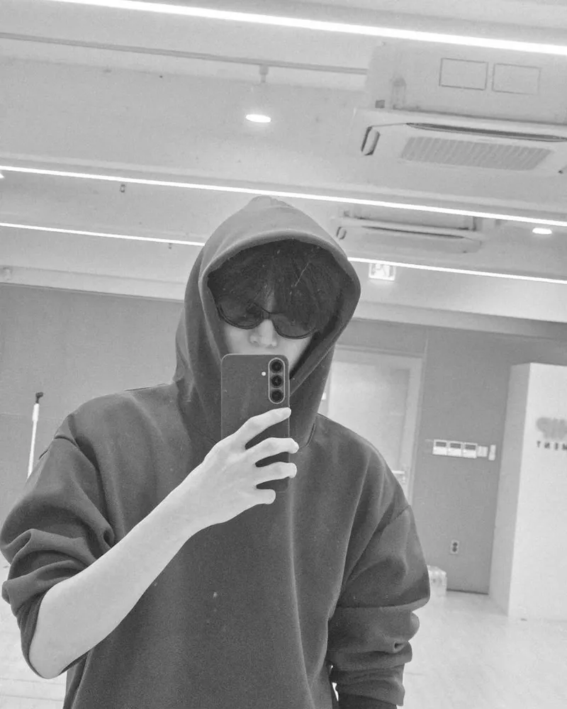 “침묵 속 존재감 드러낸 순간”…정모, 무심한 흑백 셀카→분위기 압도 / 그룹 크래비티 정모 인스타그램