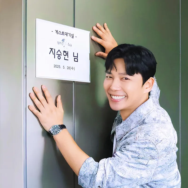 “화창한 6월의 시작”…지승현, 환한 미소로 여름 기운→설렘 가득 대기실 인증 / 배우 지승현 인스타그램