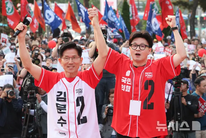 한동훈 전 대표가 김문수 대선 후보의 서울 도봉구 집중유세에 참석해 발언하고 있다 / 뉴시스