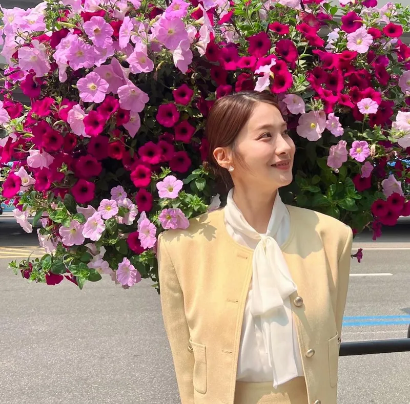 “열심히 일하고, 틈틈이 즐기기”…유인영, 햇살 아래 미소→초여름 꽃길 인증 / 배우 유인영 인스타그램