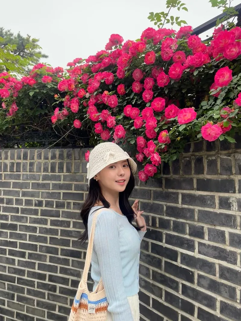 “장미 아래 멈춘 미소”…임나영, 초여름 산책길→청량 감성 여운 / 걸그룹 아이오아이 임나영 인스타그램