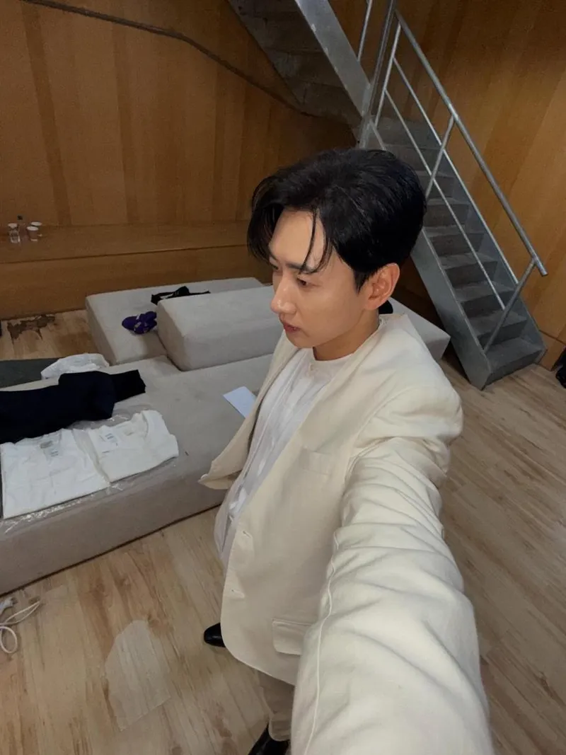 “빛 아래 더 또렷해진 결의”…은혁, 새로움 앞에 선 자신→준비된 시선 / 그룹 슈퍼주니어 은혁 인스타그램