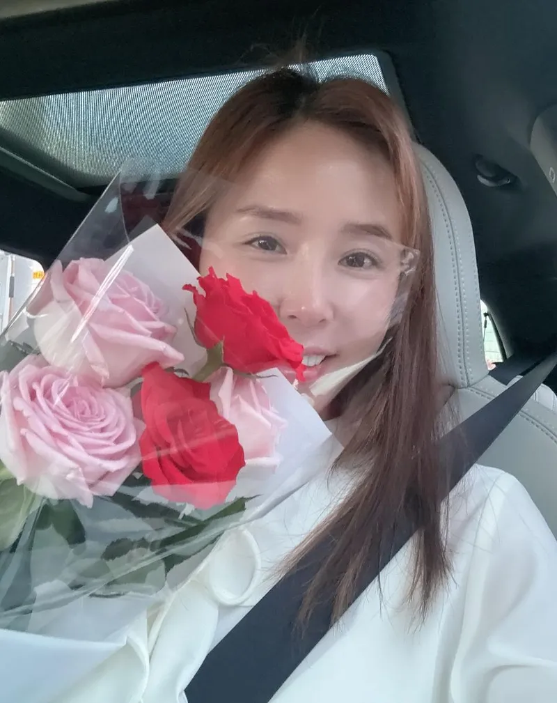 “꽃으로 전한 마음”…신지, 유리빛 오후→설렘 가득 셀카 / 코요태 신지 인스타그램