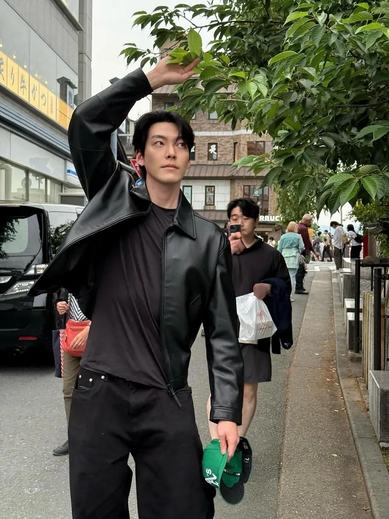 “구름 낀 초여름 오후”…김우빈, 검은 가죽 재킷→도심 산책의 여운 / 배우 김우빈 인스타그램