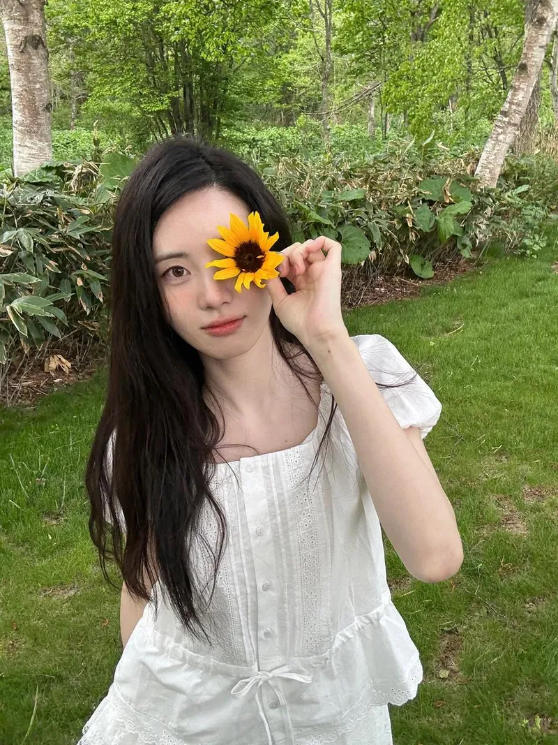 “한 송이 해바라기처럼”…신시아, 초여름 녹음 속 미소→청초한 설렘 / 배우 신시아 인스타그램