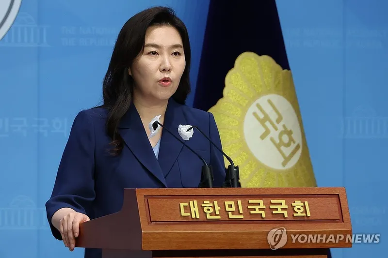 “이재명 정부, 대통령비서실 대변인 강유정 임명”…비례대표 9번에서 청와대 대변인까지, 文·映 넘나든 정책의 최전선에 서다 [프로필] / 연합뉴스