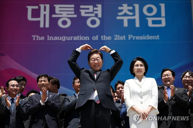 “조용한 내조, 품격의 상징”…김혜경, 제21대 영부인으로 국민과의 소통을 준비하다 [프로필] / 연합뉴스