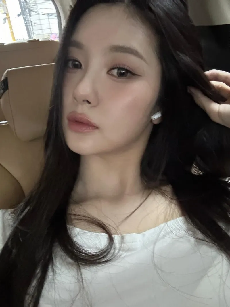 “고요하게 흐른 오후”…김다연, 청량한 시선→초여름 감성 셀카 / 걸그룹 케플러 김다연 인스타그램