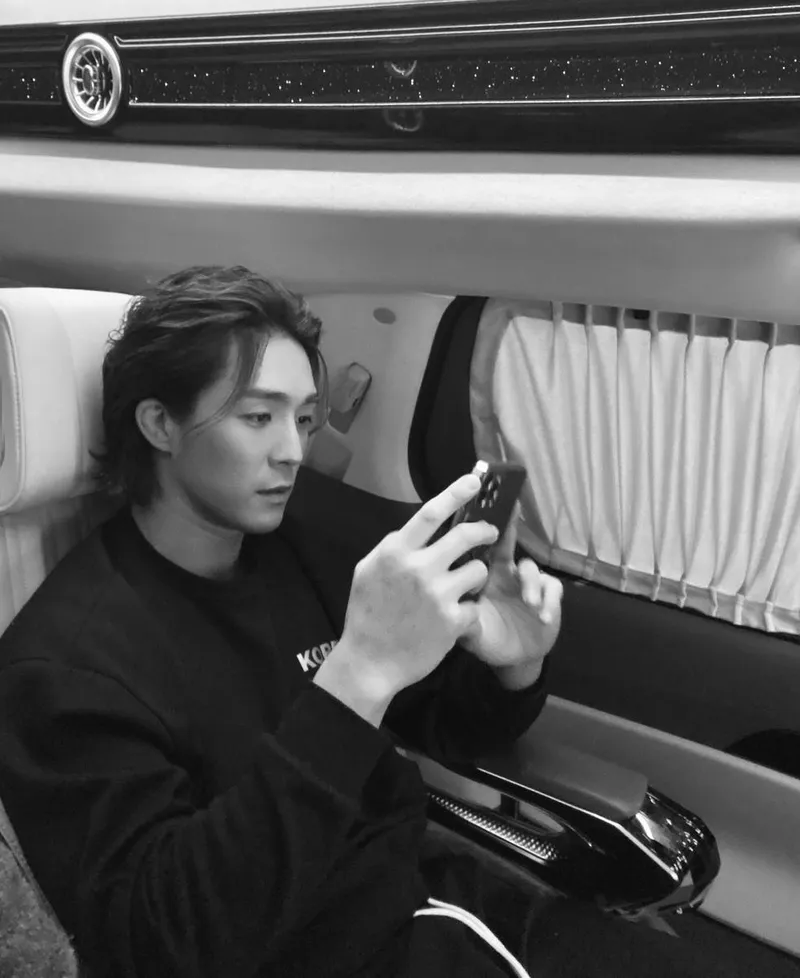 “현장에 침대 동행 앉는순간”…서하준, 무심한 눈빛→쉬어가는 여정 / 배우 서하준 인스타그램