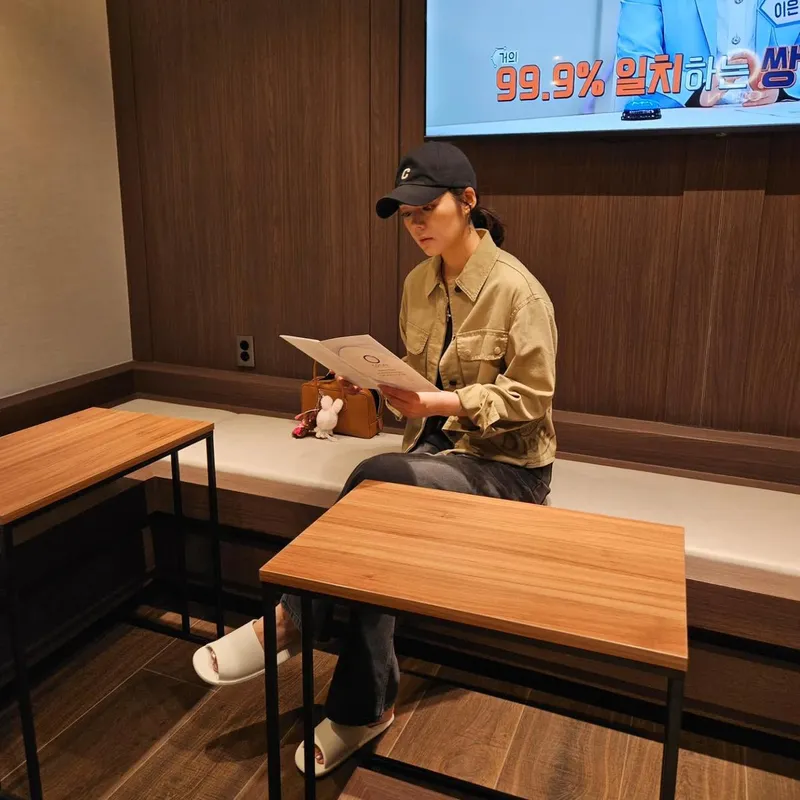 “어디든 따라오는 강력 껌딱지”…한가인, 조용한 대기실→편안함 속 힐링 순간