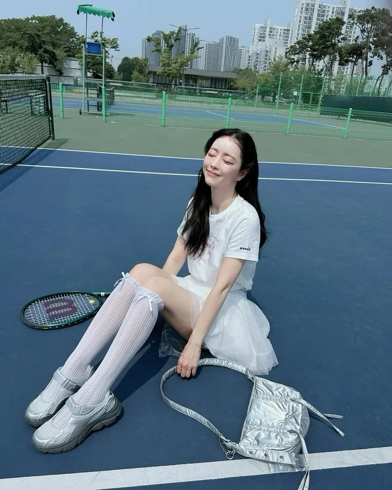 “눈부신 햇살 아래 쉬어가는 마음”…홍수아, 여름 테니스코트→청량한 미소 / 배우 홍수아 인스타그램
