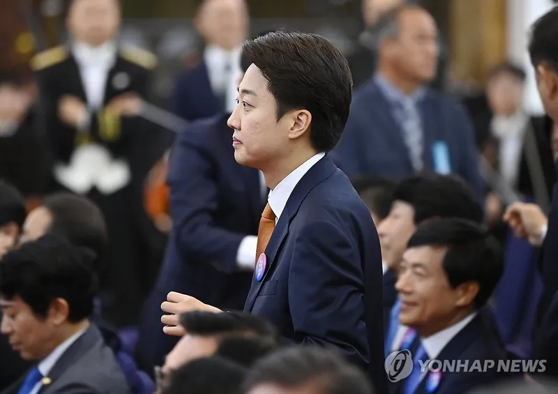 이준석, 李대통령 취임 축복…새 시작에 손 맞잡다
