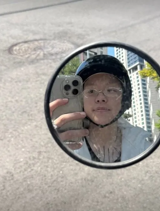 “거울에 비친 진심”…노엘, 늘어난 미소→셀카 속 변화