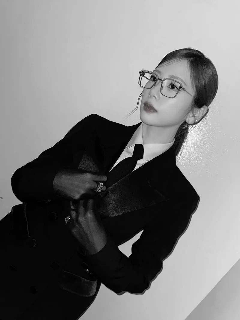 “차분함에 깃든 강인함”…지유, 절제된 흑백→시크 포스 폭발 / 걸그룹 드림캐쳐 지유 인스타그램