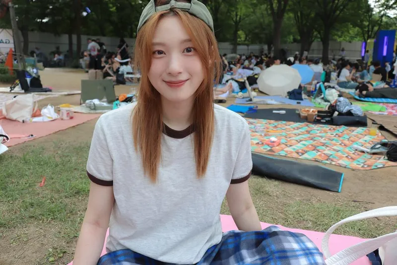 “어느덧 여름”…이젤, 빛나는 미소→초록 휴식의 한때