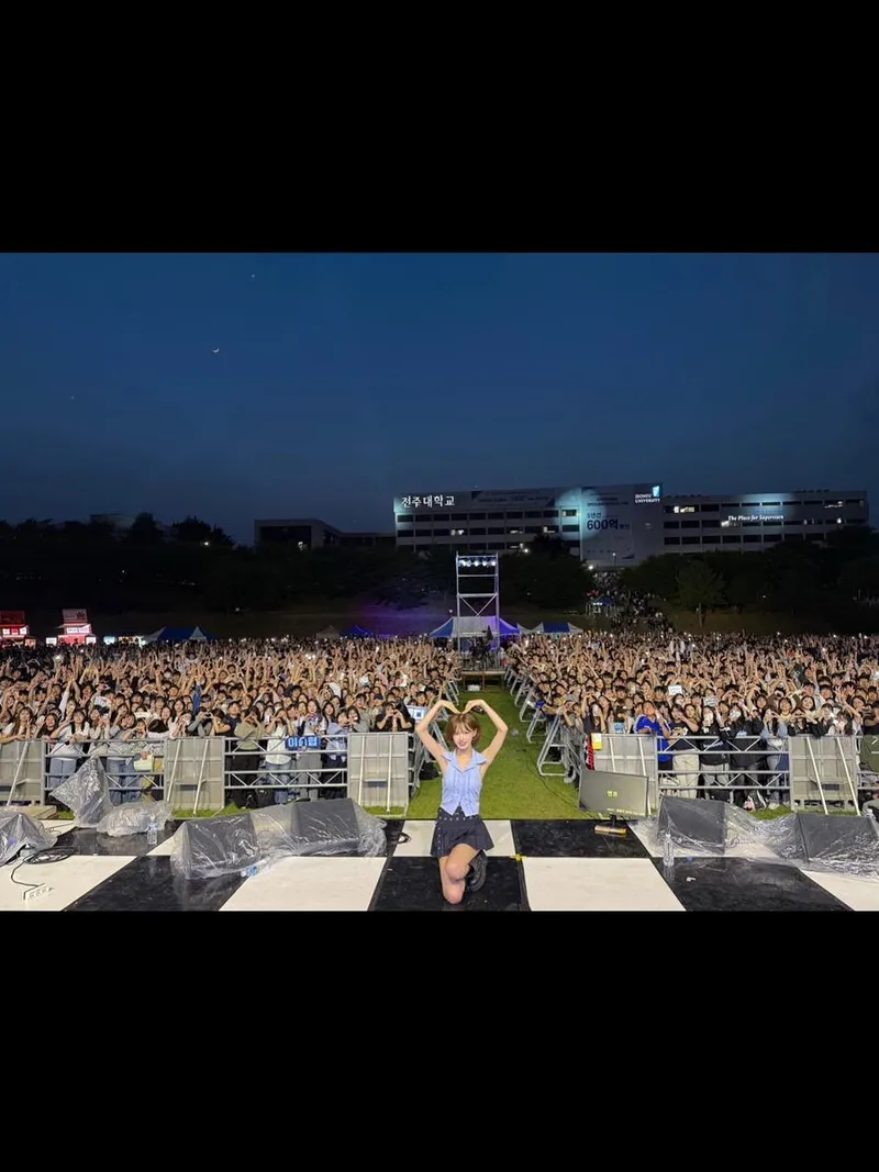 “인생 첫 대학 축제”…웬디, 서늘한 밤빛→전주대 설렘 인증 / 걸그룹 레드벨벳 웬디 손승완 인스타그램