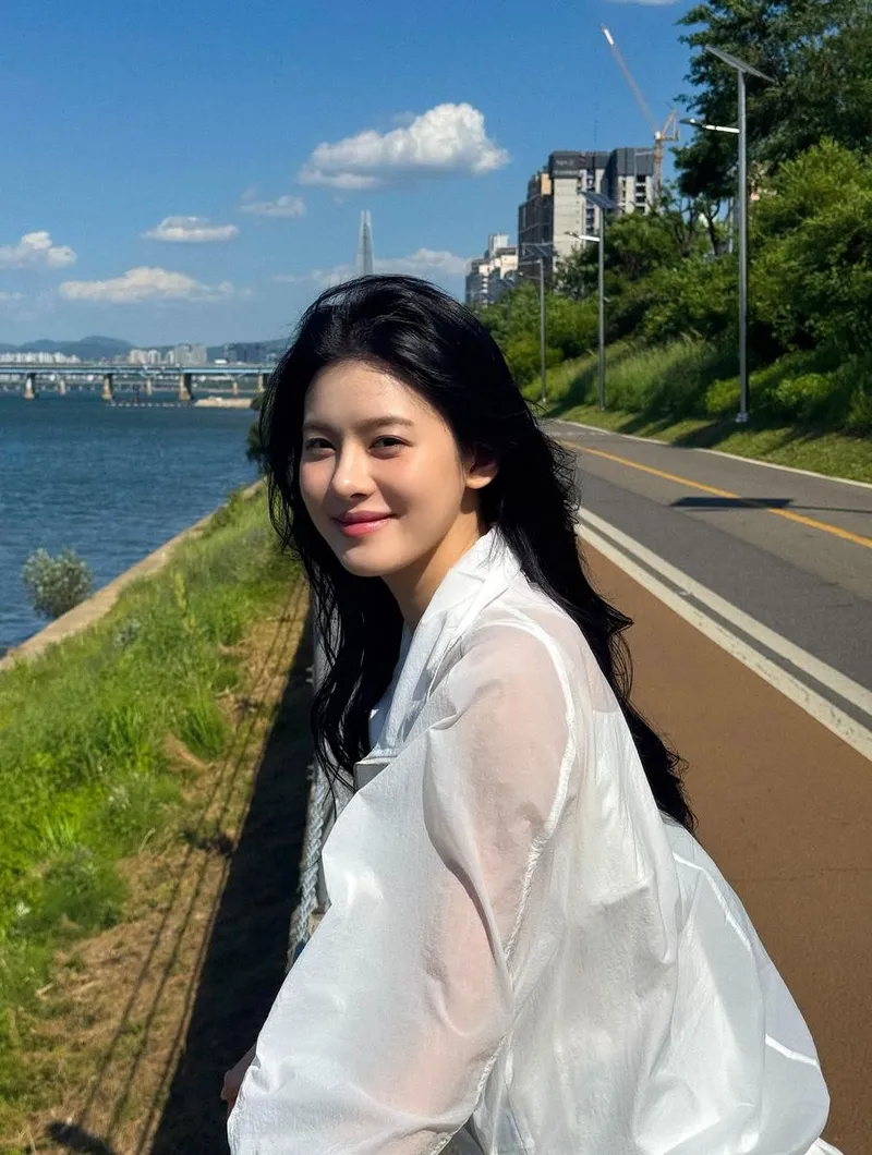 “햇살 아래 한결 같은 미소”…주하늘, 청명한 오후→순수한 존재감 / 하트페어링 출연자 모델 주하늘 인스타그램