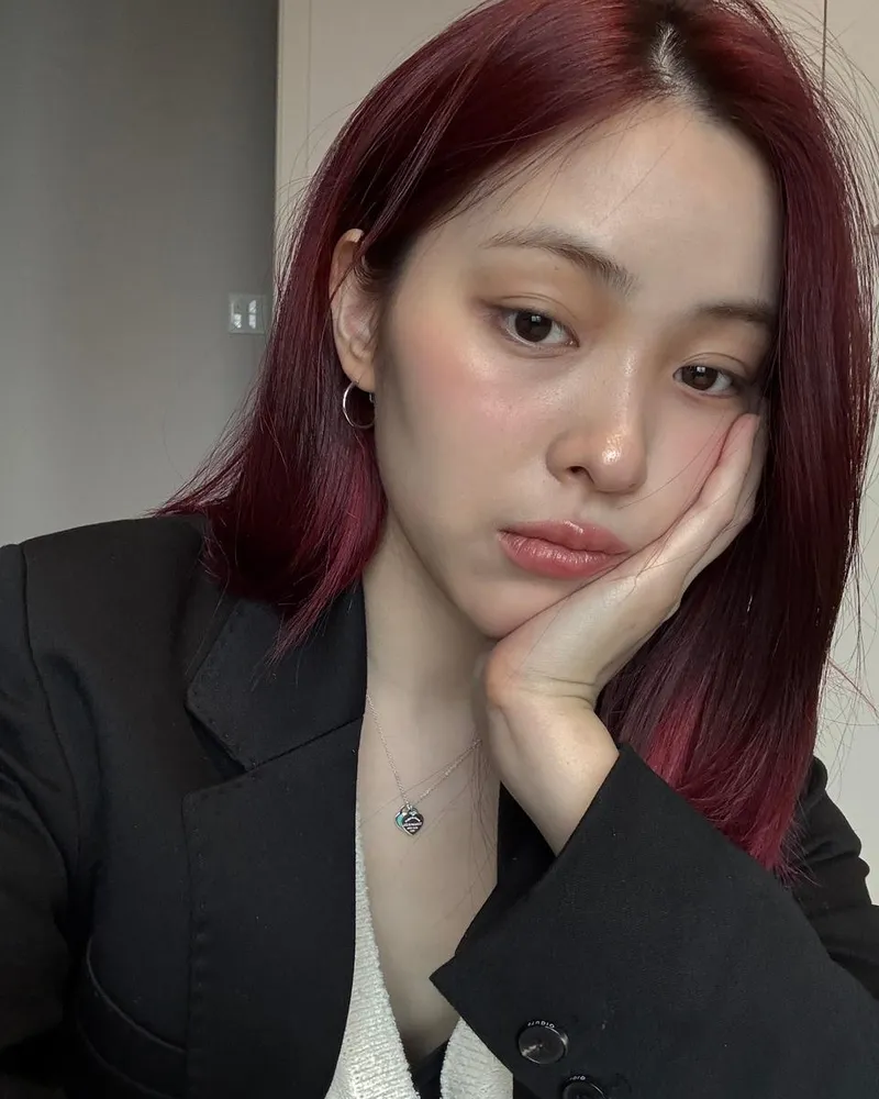 “잠시 멈춘 듯한 오후”…류진, 고요함 속 시선→고독美로 물들다 / 걸그룹 있지 류진 인스타그램