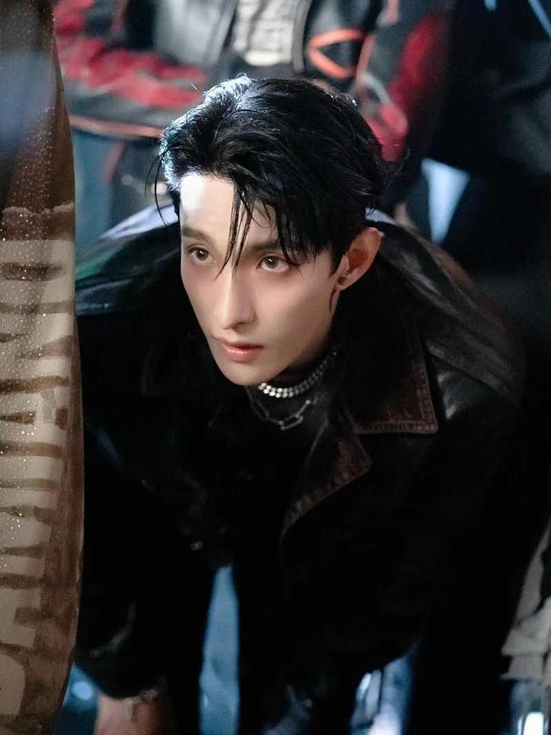 “서늘한 눈빛에 빠져든 순간”…도겸, 압도적 분위기→MV 속 또 다른 얼굴 / 그룹 세븐틴 도겸 인스타그램