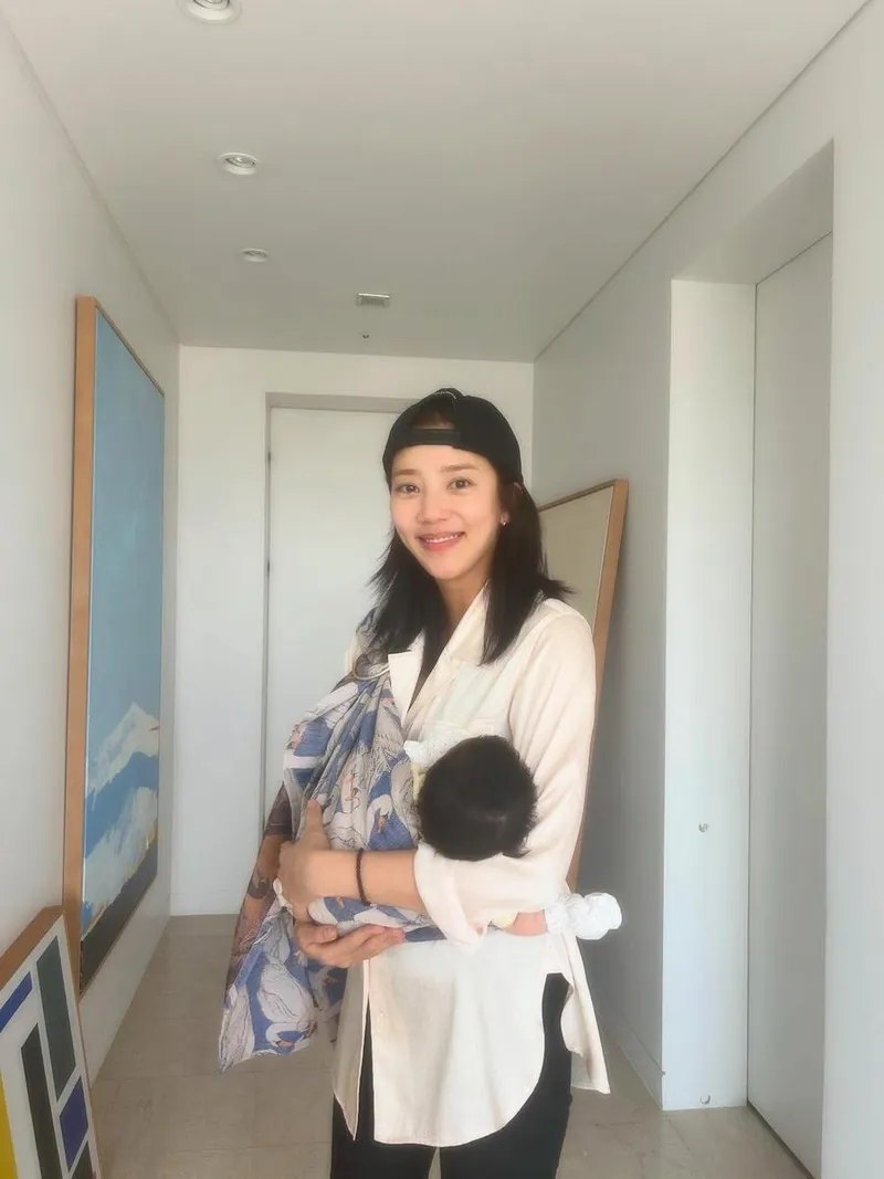 “담비 힘든 거 아니지”…손담비, 햇살 속 미소→평온한 육아 순간 / 가수, 배우 손담비 인스타그램