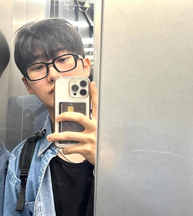 “거울 너머로 전해진 오후의 여운”…안지호, 고요한 초여름→셀카 속 성장의 증명 / 배우 안지호 인스타그램