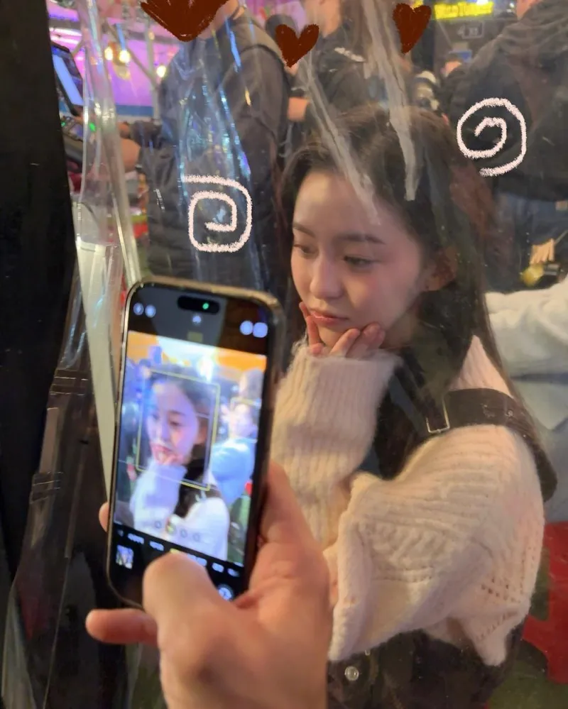 “그짓말… 오늘 왜 벌써 6회지”…박지후, 투명 너머의 아련→심쿵 셀카 미소 / 배우 박지후 인스타그램