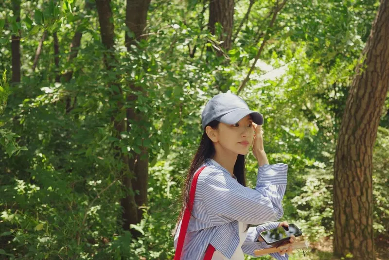 “빛으로 물든 숲 사이에서”…원진아, 초여름 산책→청량한 맑음 / 배우 원진아 인스타그램