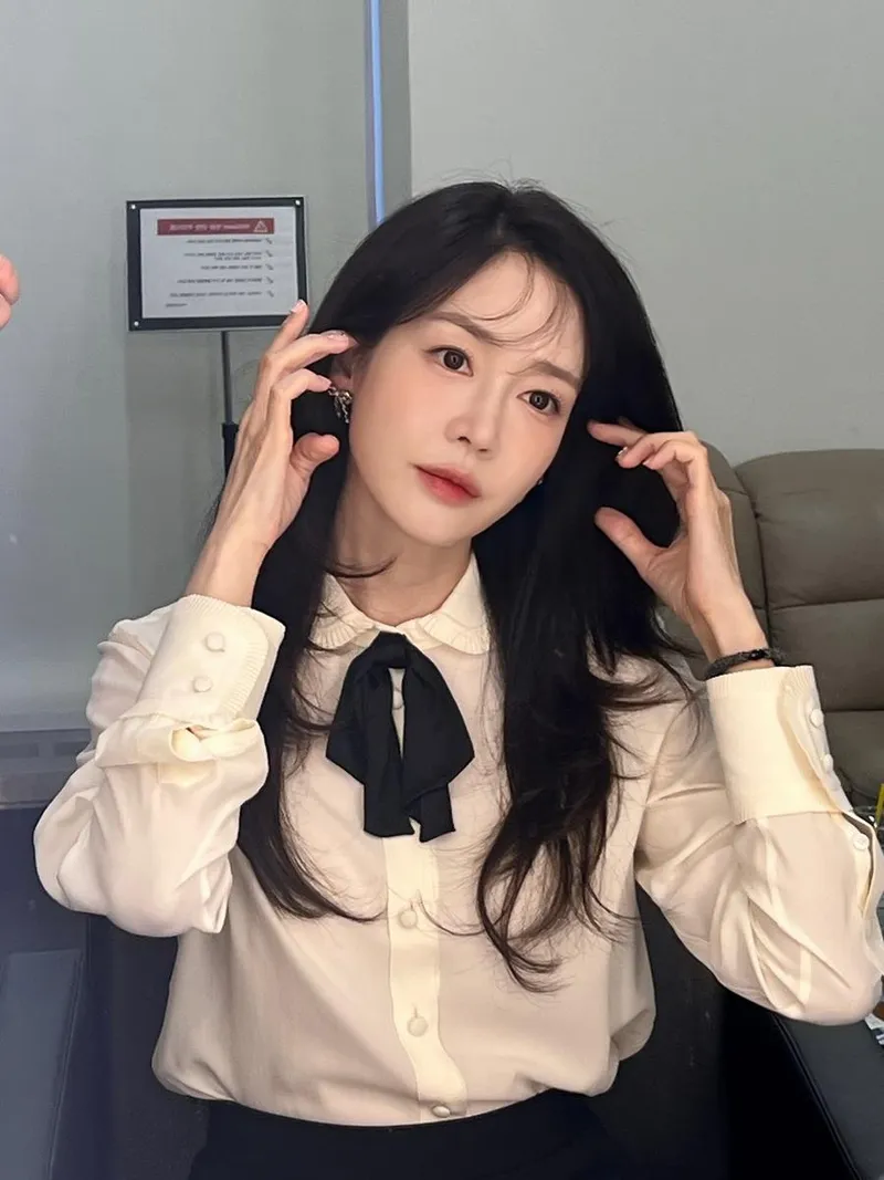 “거울 속 고요를 담았다”…성유리, 단아한 대비→흑백 여운 / 배우 성유리 인스타그램