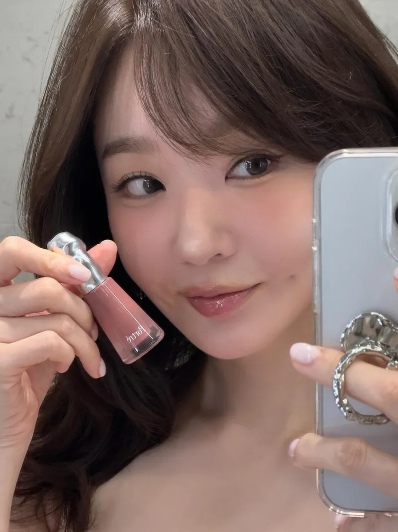 “참 사진 같지 않은데”…강민경, 거울 앞 반전→청초 미소로 눈길 / 걸그룹 다비치 강민경 인스타그램
