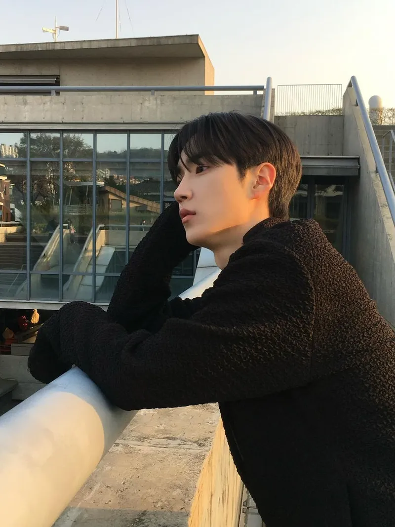 “노을 아래 고요함이 스며든다”…하유준, 차분한 시선→여름 초입의 성숙 / 배우 하유준 인스타그램